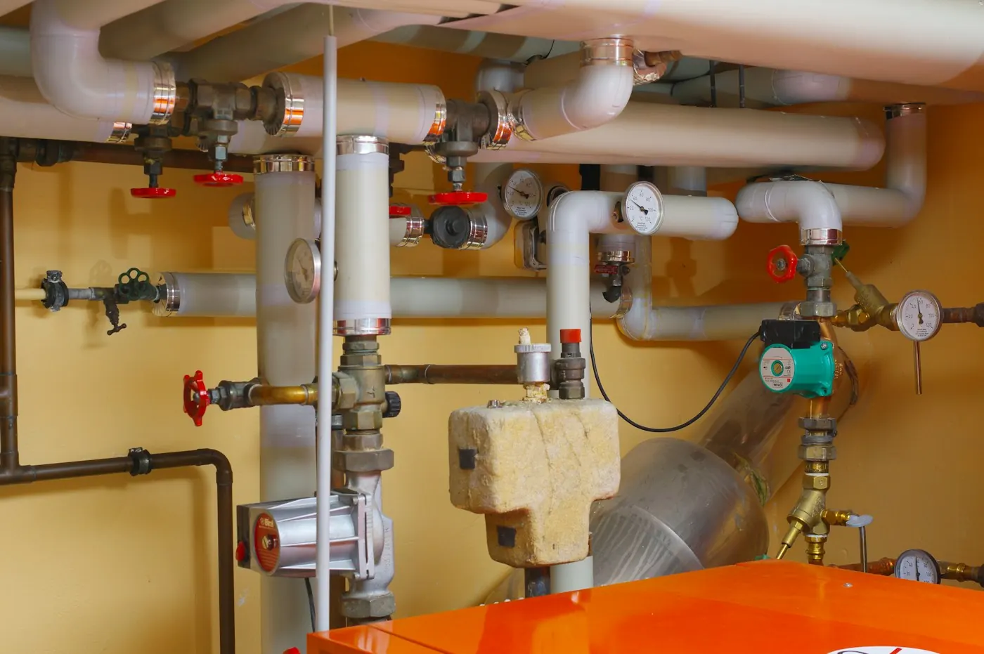 Chaufferie avec chaudière gaz, vannes et tuyauteries du circuit de chauffage