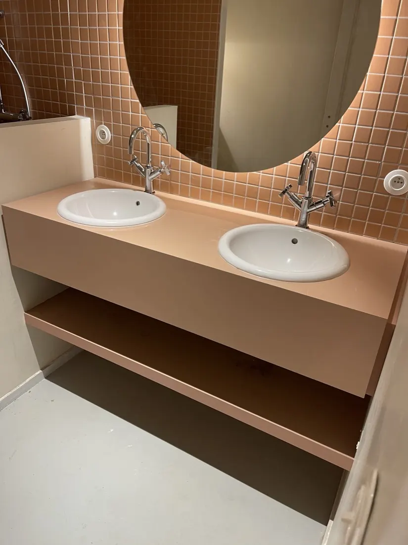 Double vasque sur meuble, faïence terracotta et miroir rond