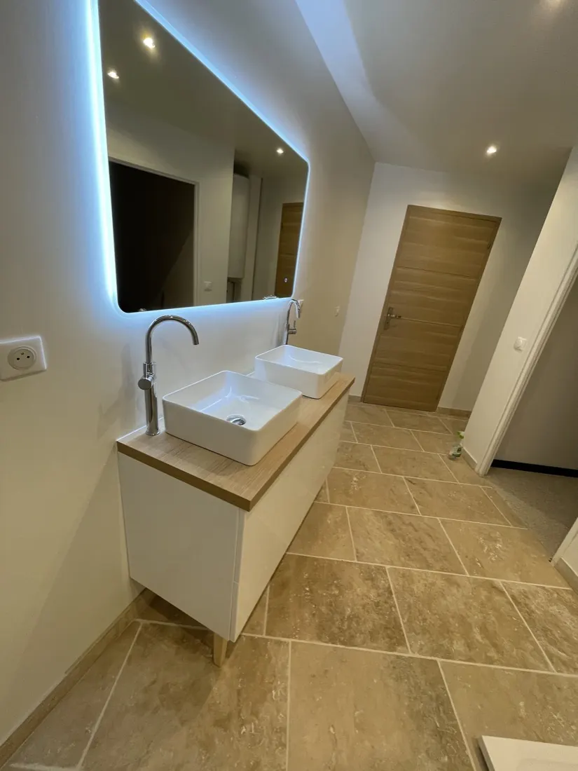 Vasque à poser sur meuble blanc avec miroir rétroéclairé
