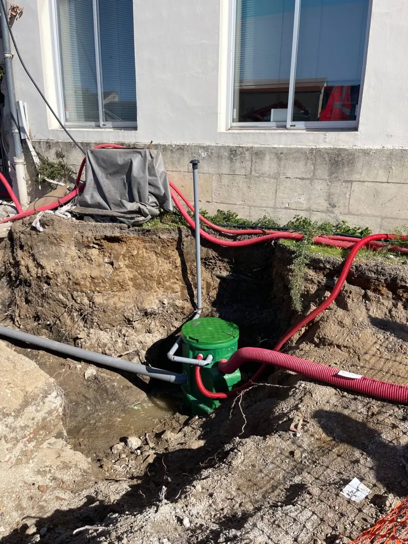 Tranchée ouverte pour réparer une canalisation extérieure