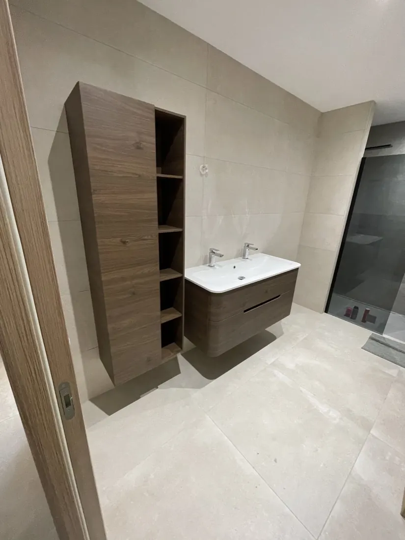 Meuble vasque en bois avec colonne de rangement assortie