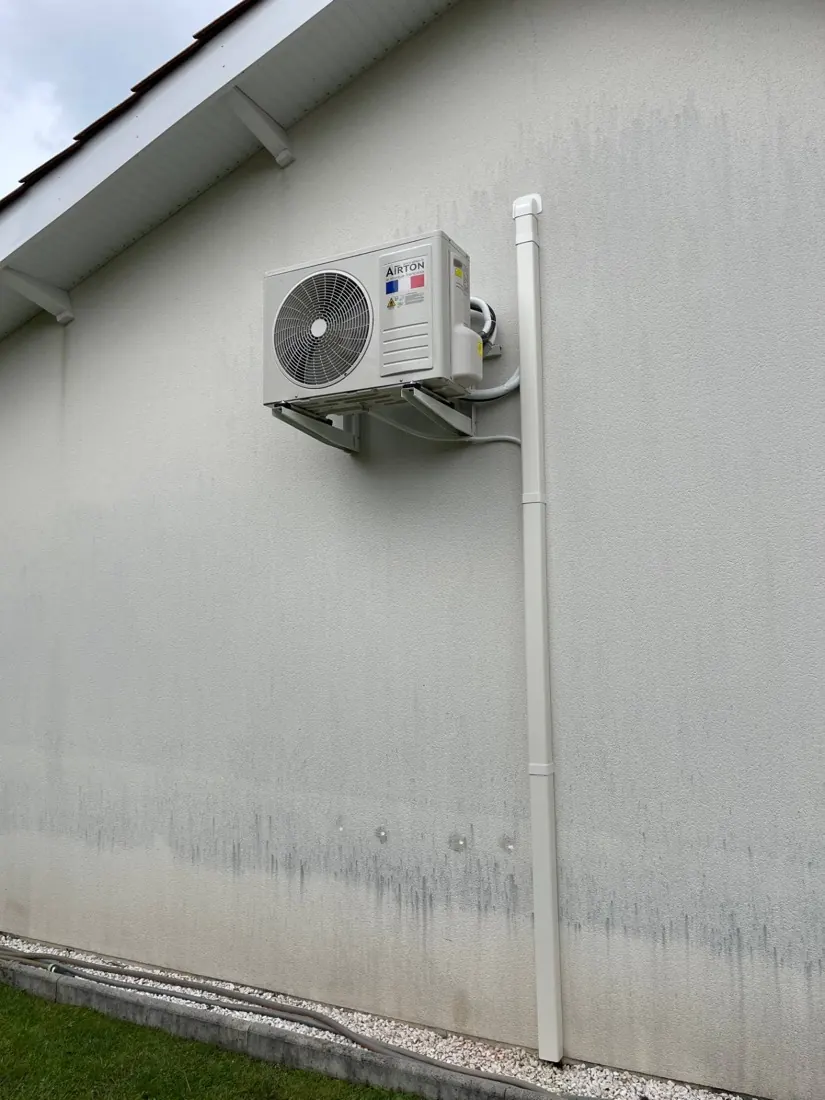 Unité extérieure de climatisation fixée en façade