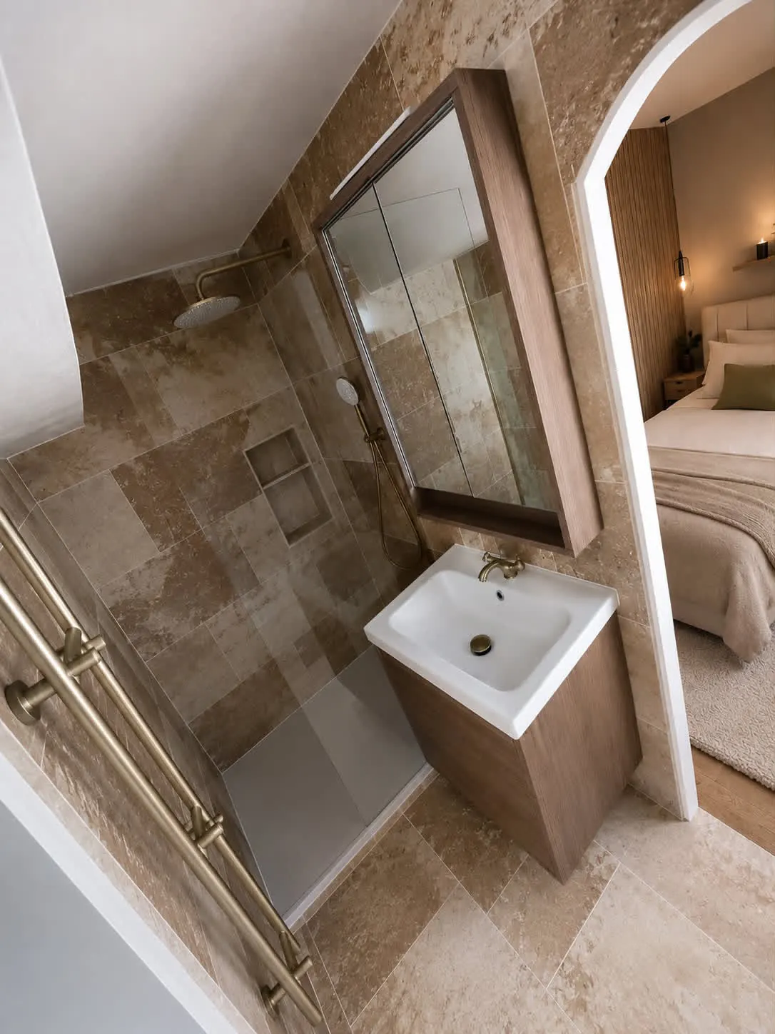 Salle de bains rénovée par Aqua Talb'eau : douche à l'italienne, carrelage effet pierre, meuble vasque en bois et robinetterie laiton